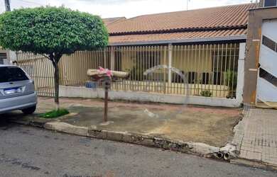 Imagem: A casa possui 2 Dormitórios, 2 Banheiros, 2 Vagas na garagem