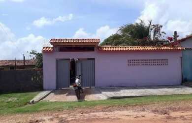 Imagem: A casa possui 3 Dormitórios, 3 Banheiros, 4 Vagas na garagem