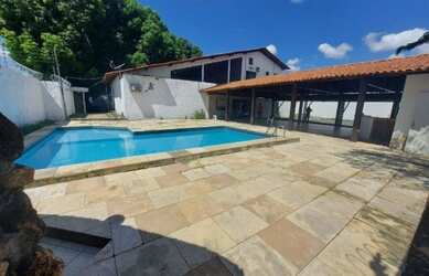 Imagem: A casa possui 5 Vagas na garagem, 450m² de Área e está localizado