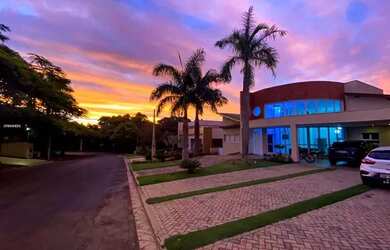 Imagem: A casa em condomínio possui 5 Dormitórios, 5 Banheiros, 5