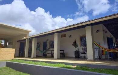 Imagem: A casa possui 4 Dormitórios, 4 Banheiros, 5 Vagas na garagem