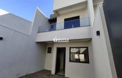 Imagem: A casa possui 3 Dormitórios, 4 Banheiros, 2 Vagas na garagem