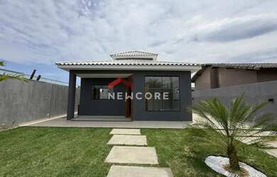 Imagem: A casa possui 3 Dormitórios, 2 Banheiros, 4 Vagas na garagem