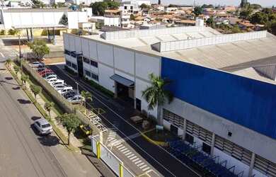 Imagem: O depósito possui 5 Vagas na garagem, 2.000m² de Área e