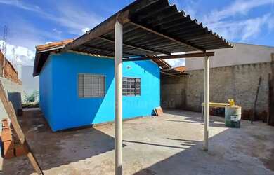 Imagem: A casa possui 2 Dormitórios, 1 Banheiro, 2 Vagas na garagem