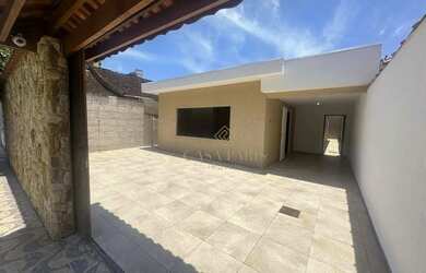 Imagem: A casa possui 3 Dormitórios, 2 Banheiros, 2 Vagas na garagem