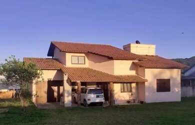 Imagem: A casa possui 3 Dormitórios, 2 Banheiros, 1 Vaga na garagem