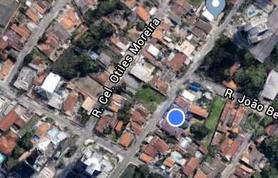 Imagem: O terreno possui 850m² de Área e está localizado em Duque