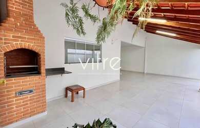 Imagem: A casa possui 3 Dormitórios, 3 Banheiros, 3 Vagas na garagem