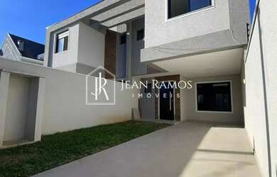 Imagem: A casa possui 3 Dormitórios, 2 Banheiros, 3 Vagas na garagem