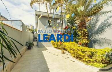 Imagem: A casa possui 3 Dormitórios, 3 Banheiros, 2 Vagas na garagem