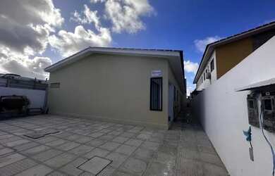 Imagem: A casa possui 2 Dormitórios, 1 Banheiro, 1 Vaga na garagem