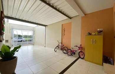 Imagem: A casa possui 2 Dormitórios, 3 Banheiros, 2 Vagas na garagem