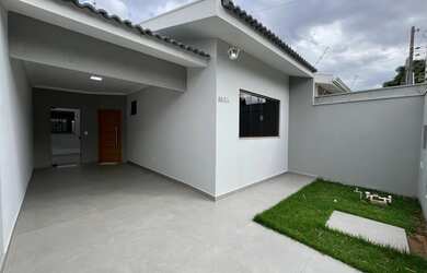 Imagem: A casa possui 3 Dormitórios, 2 Banheiros, 2 Vagas na garagem