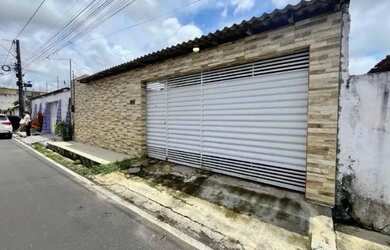 Imagem: A casa possui 3 Dormitórios, 2 Banheiros e 3 Vagas na garagem
