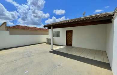 Imagem: A casa possui 3 Dormitórios, 1 Banheiro e está localizado