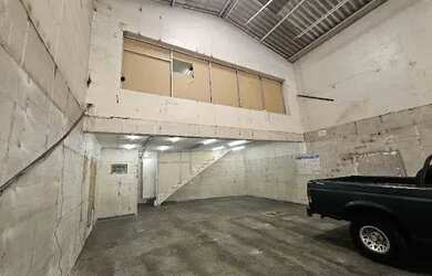 Imagem: O depósito possui 3 Vagas na garagem, 240m² de Área e está