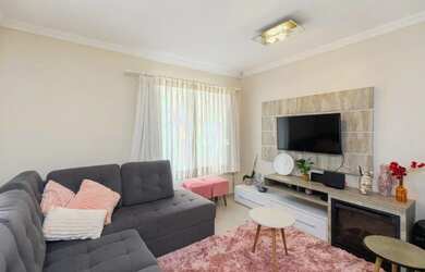 Imagem: A casa possui 3 Dormitórios, 4 Banheiros, 2 Vagas na garagem