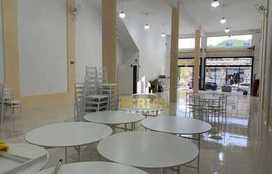 Imagem: O depósito possui 4 Vagas na garagem e 220m² de Área e está