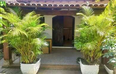 Imagem: A casa possui 3 Dormitórios, 3 Banheiros, 2 Vagas na garagem