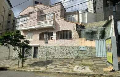 Imagem: A casa possui 5 Dormitórios, 3 Banheiros, 1 Vaga na garagem