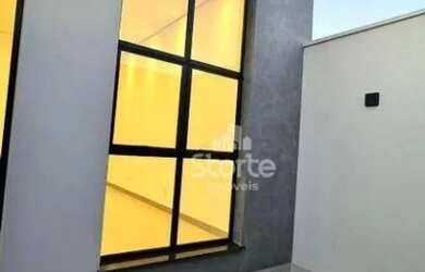 Imagem: A casa possui 3 Dormitórios, 2 Banheiros, 2 Vagas na garagem