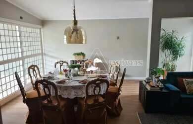 Imagem: A casa possui 4 Dormitórios, 3 Banheiros, 5 Vagas na garagem