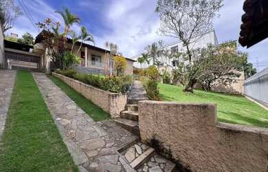 Imagem: A casa possui 4 Dormitórios, 2 Banheiros, 4 Vagas na garagem