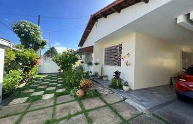 Imagem: A casa possui 4 Dormitórios, 4 Banheiros, 4 Vagas na garagem