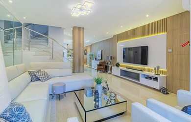 Imagem: A casa possui 4 Dormitórios, 3 Banheiros, 4 Vagas na garagem