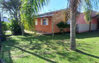 Imagem: A casa possui 4 Dormitórios, 2 Banheiros, 3 Vagas na garagem