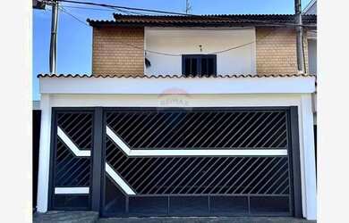 Imagem: A casa possui 3 Dormitórios, 3 Banheiros, 2 Vagas na garagem