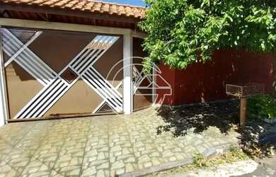 Imagem: A casa possui 3 Dormitórios, 1 Banheiro, 4 Vagas na garagem