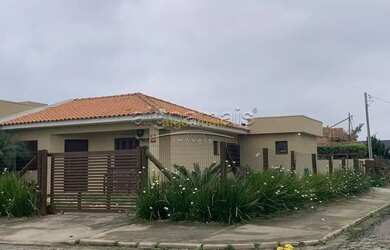 Imagem: A casa possui 3 Dormitórios, 1 Banheiro, 2 Vagas na garagem