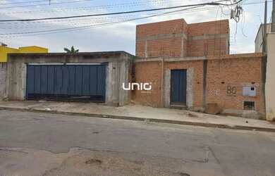 Imagem: A casa possui 2 Dormitórios, 3 Banheiros, 4 Vagas na garagem