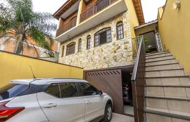 Imagem: A casa possui 3 Dormitórios, 2 Banheiros, 3 Vagas na garagem