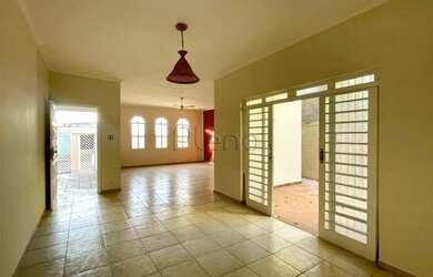 Imagem: O depósito à venda possui 4 Vagas na garagem e 238m² de Área