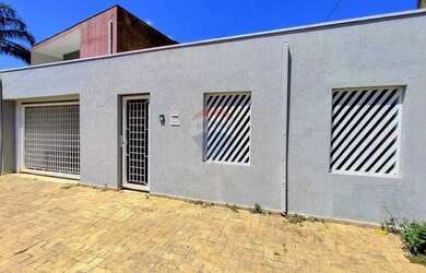 Imagem: A casa possui 3 Dormitórios, 2 Banheiros, 4 Vagas na garagem