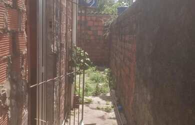 Imagem: A casa possui 4 Dormitórios, 2 Banheiros, 1 Vaga na garagem