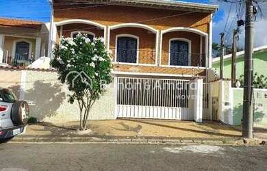 Imagem: A casa possui 3 Dormitórios, 5 Banheiros, 4 Vagas na garagem