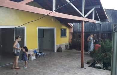 Imagem: A casa possui 4 Dormitórios, 3 Vagas na garagem e 200m² de