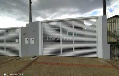 Imagem: A casa possui 3 Dormitórios, 2 Banheiros, 2 Vagas na garagem