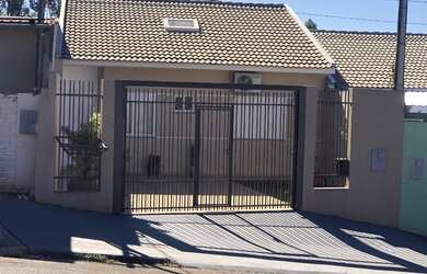 Imagem: A casa possui 3 Dormitórios, 1 Banheiro, 2 Vagas na garagem