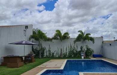 Imagem: A casa possui 3 Dormitórios, 2 Banheiros, 4 Vagas na garagem