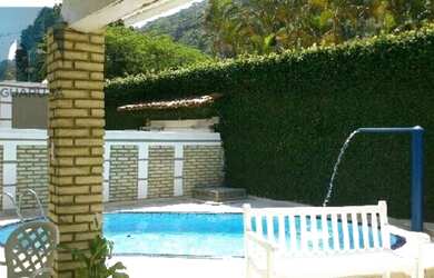 Imagem: A casa possui 5 Dormitórios, 5 Banheiros, 4 Vagas na garagem