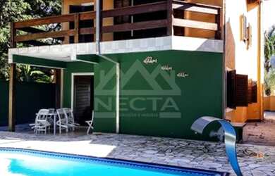 Imagem: A casa possui 4 Dormitórios, 3 Banheiros, 5 Vagas na garagem