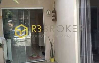 Imagem: A casa possui 3 Dormitórios, 2 Banheiros, 2 Vagas na garagem