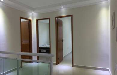 Imagem: A casa possui 3 Dormitórios, 3 Banheiros, 2 Vagas na garagem