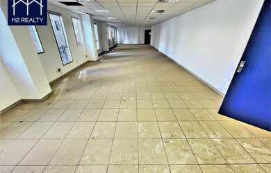 Imagem: O depósito à venda possui 5 Vagas na garagem e 1270m² de