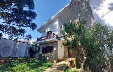 Imagem: A casa possui 4 Dormitórios, 4 Banheiros, 5 Vagas na garagem